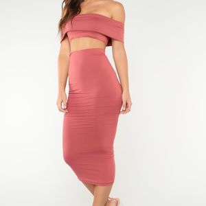 Not welcome set in the color Marsala